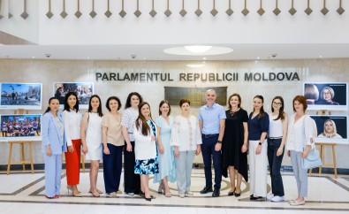 Expoziția de fotografii „Oameni pentru care punem umărul” ajunge la Parlamentul Republicii Moldova